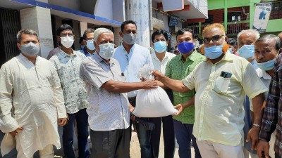 বাগেরহাটে কর্মহীন পেশাজীবীরা পেলেন প্রধানমন্ত্রীর উপহার